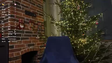 Snapshot of honey_pixie chatting on December 24, 8:38 pm honey_pixie online show from December 24, 8:38 pm