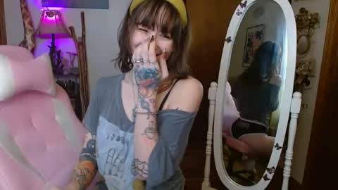 Snapshot of honeybeexo333 chatting on January 28, 8:47 pm Honey Bee online show from January 28, 8:47 pm