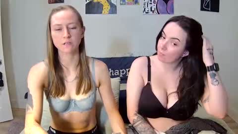 Snapshot of honeybeexx69 chatting on June 3, 12:24 am HoneyBeeXx69 online show from June 3, 12:24 am