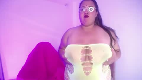 Snapshot of honeyqueenbbw chatting on June 24, 1:37 am Honney online show from June 24, 1:37 am