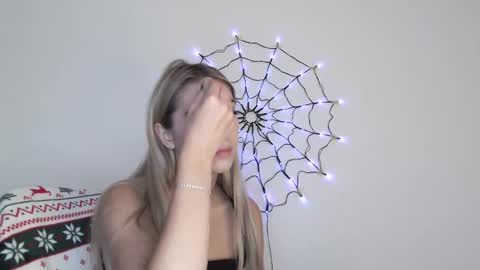 Snapshot of honeyveil chatting on October 28, 12:30 pm honeyveil online show from October 28, 12:30 pm