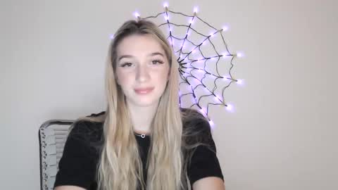 Snapshot of honeyveil chatting on October 30, 1:23 pm honeyveil online show from October 30, 1:23 pm