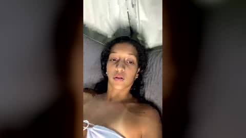 Snapshot of honeyxgirl chatting on January 7, 12:24 am honeyxgirl online show from January 7, 12:24 am