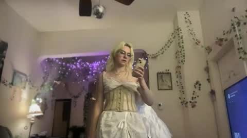 Emi Rose online show from November 18, 4:39 am