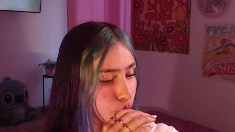 Snapshot of honeyypeaach chatting on December 11, 10:27 pm    online show from December 11, 10:27 pm