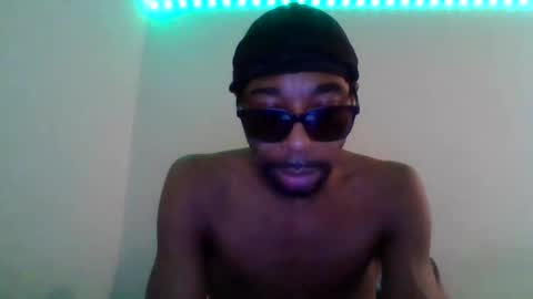 Snapshot of hoodlatelatenightshow chatting on January 7, 8:13 am blackhoodcouple online show from January 7, 8:13 am