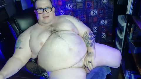 Snapshot of hoosierdaddyxl chatting on November 19, 4:23 am Sir online show from November 19, 4:23 am