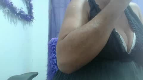 Snapshot of horny_mommy17 chatting on October 23, 5:23 pm armina online show from October 23, 5:23 pm