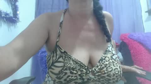 Snapshot of horny_mommy17 chatting on October 26, 7:09 pm armina online show from October 26, 7:09 pm