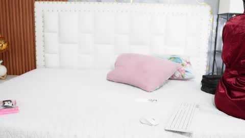 Khloe  online show from May 19, 1:44 am