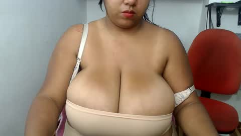 Snapshot of hornyboobs18 chatting on May 27, 1:57 am karen online show from May 27, 1:57 am