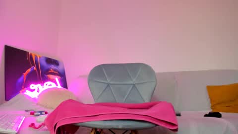 Snapshot of hornyemma_ chatting on December 9, 9:17 am Emma online show from December 9, 9:17 am