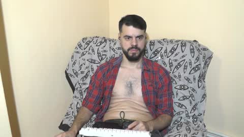 Snapshot of hornymaster93 chatting on December 15, 10:18 am hornymaster online show from December 15, 10:18 am