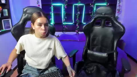 Snapshot of hornyy_mom chatting on February 8, 1:44 pm hornyy mom online show from February 8, 1:44 pm