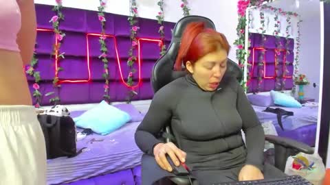 Snapshot of hornyy_mom chatting on September 23, 1:03 pm hornyy mom online show from September 23, 1:03 pm