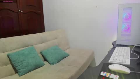 Snapshot of horrny_18_victoria chatting on December 28, 3:04 am ronald and victoria online show from December 28, 3:04 am