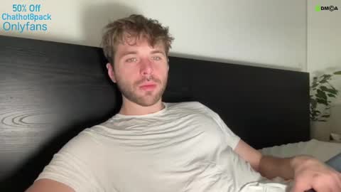 Snapshot of hot8pack01 chatting on December 17, 8:32 pm Edward aka Wolf online show from December 17, 8:32 pm