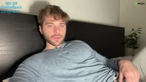 Snapshot of hot8pack01 chatting on December 19, 9:28 pm Edward aka Wolf online show from December 19, 9:28 pm