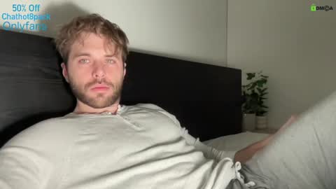 Snapshot of hot8pack01 chatting on December 22, 9:31 pm Edward aka Wolf online show from December 22, 9:31 pm