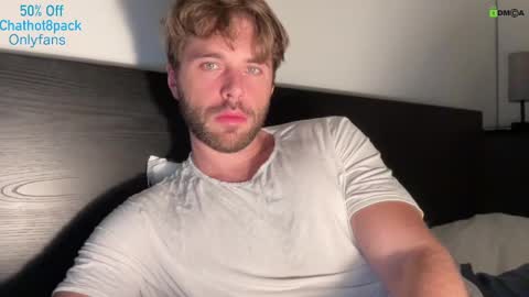 Snapshot of hot8pack01 chatting on October 17, 10:23 pm Edward aka Wolf online show from October 17, 10:23 pm