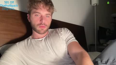 Snapshot of hot8pack01 chatting on November 12, 11:25 pm Edward aka Wolf online show from November 12, 11:25 pm