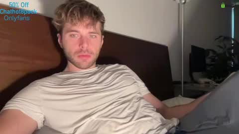 Snapshot of hot8pack01 chatting on November 19, 9:15 pm Edward aka Wolf online show from November 19, 9:15 pm