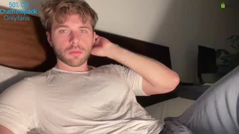 Snapshot of hot8pack01 chatting on November 21, 10:30 pm Edward aka Wolf online show from November 21, 10:30 pm