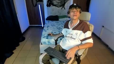 Snapshot of hot_bunny713 chatting on November 6, 2:01 am hot bunny online show from November 6, 2:01 am