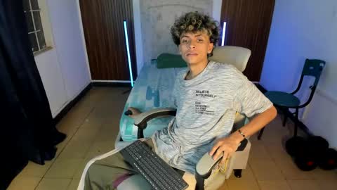 Snapshot of hot_bunny713 chatting on November 23, 2:33 am hot bunny online show from November 23, 2:33 am