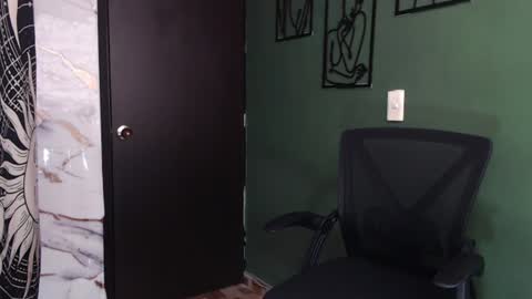 Snapshot of hot_chocolate_4u chatting on June 20, 3:48 pm hot chocolate 4u online show from June 20, 3:48 pm