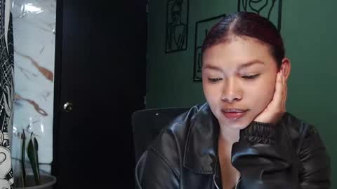 Snapshot of hot_chocolate_4u chatting on July 30, 3:27 am hot chocolate 4u online show from July 30, 3:27 am
