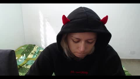 Snapshot of hot_mommymia chatting on February 18, 1:33 pm Mia online show from February 18, 1:33 pm