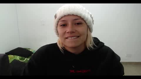 Snapshot of hot_mommymia chatting on February 19, 1:06 pm Mia online show from February 19, 1:06 pm