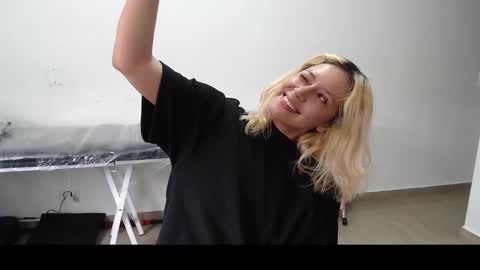 Snapshot of hot_mommymia chatting on March 3, 3:53 pm Mia online show from March 3, 3:53 pm