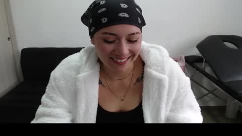 Snapshot of hot_mommymia chatting on March 5, 6:12 pm Mia online show from March 5, 6:12 pm