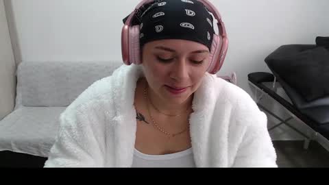 Snapshot of hot_mommymia chatting on March 6, 3:56 pm Mia online show from March 6, 3:56 pm