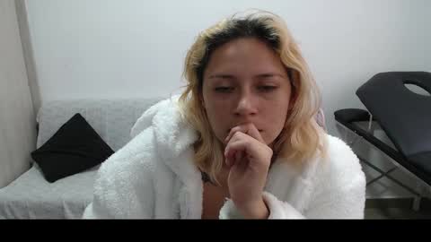 Snapshot of hot_mommymia chatting on March 7, 5:17 pm Mia online show from March 7, 5:17 pm