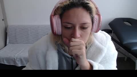 Snapshot of hot_mommymia chatting on March 8, 12:52 pm Mia online show from March 8, 12:52 pm