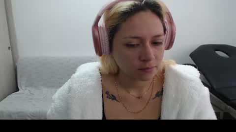 Snapshot of hot_mommymia chatting on March 9, 1:26 pm Mia online show from March 9, 1:26 pm