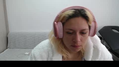 Snapshot of hot_mommymia chatting on March 10, 4:03 pm Mia online show from March 10, 4:03 pm