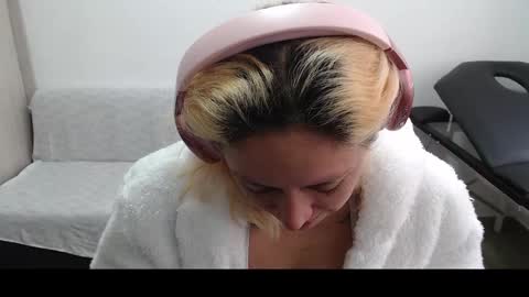 Snapshot of hot_mommymia chatting on March 10, 7:07 pm Mia online show from March 10, 7:07 pm