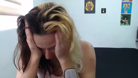 Snapshot of hot_mommymia chatting on October 14, 1:01 pm Mia online show from October 14, 1:01 pm