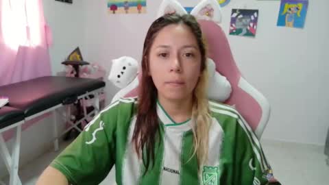 Snapshot of hot_mommymia chatting on December 15, 4:00 pm Mia online show from December 15, 4:00 pm