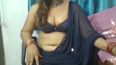 Snapshot of hot_queenn chatting on April 6, 9:32 am kinjal online show from April 6, 9:32 am