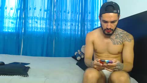 Snapshot of hot_sharks__ chatting on September 18, 11:45 am Hot Sharks online show from September 18, 11:45 am