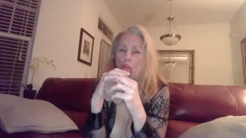 hotblondemilf1962 online show from January 28, 10:45 am