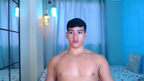 Snapshot of hotcrew_ chatting on November 20, 1:33 pm Hussain aaron and Ekko online show from November 20, 1:33 pm