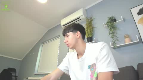 Snapshot of hotflirtyfella chatting on September 18, 11:12 am QUENTIN online show from September 18, 11:12 am