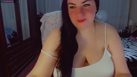 Snapshot of hotkittysquirt chatting on May 28, 8:17 pm Angela online show from May 28, 8:17 pm