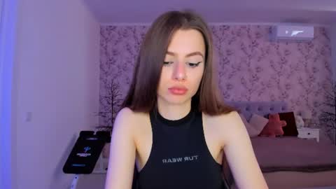 hotmolly_ online show from June 12, 9:30 am